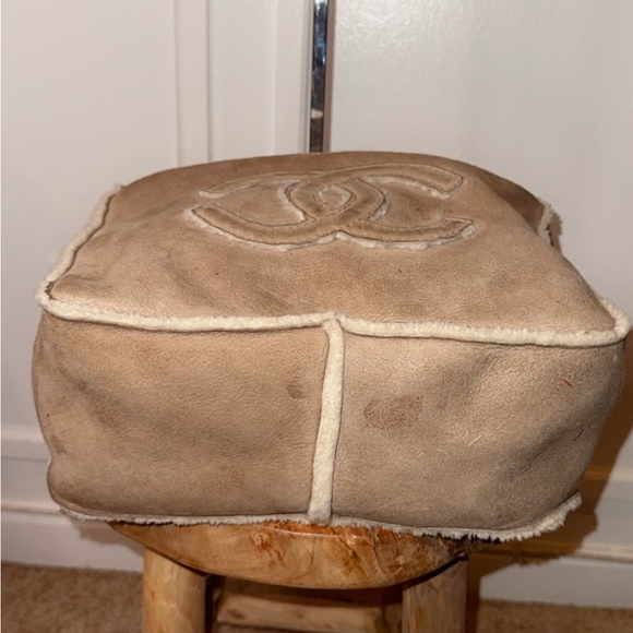 Shearling Chanel Bag - Picture 2 of 9